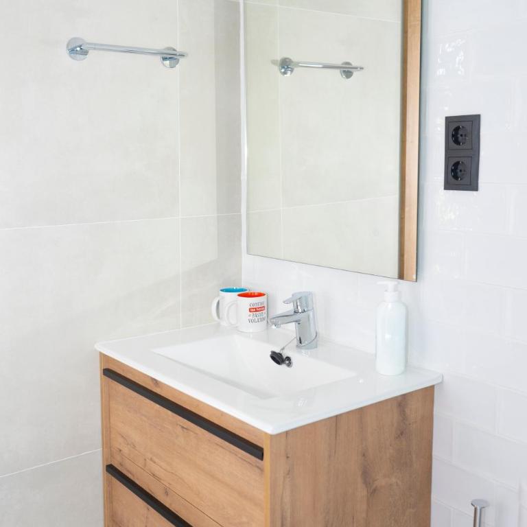 Monturiol Apartaments - One-Bedroom Apartment - 11
