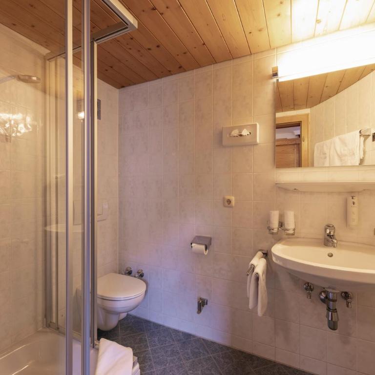 Quality Hosts Arlberg - Hotel Goldenes Kreuz B&B - Sommerkarte Premium inklusive - Classic Doppelzimmer - 9
