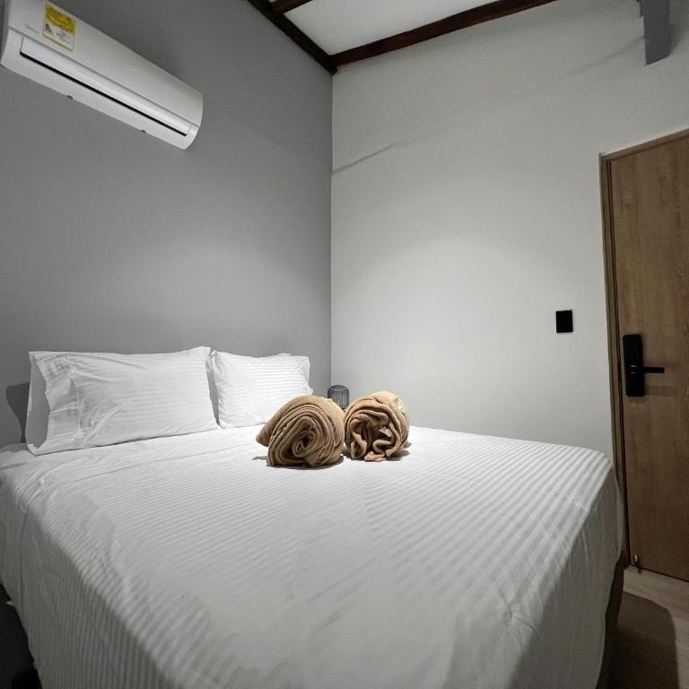 Stylish 5-BR Apartment in Medellín's Trendiest Spot, Walk Everywhere! - Apartamento Premium de 5 dormitorios - 26