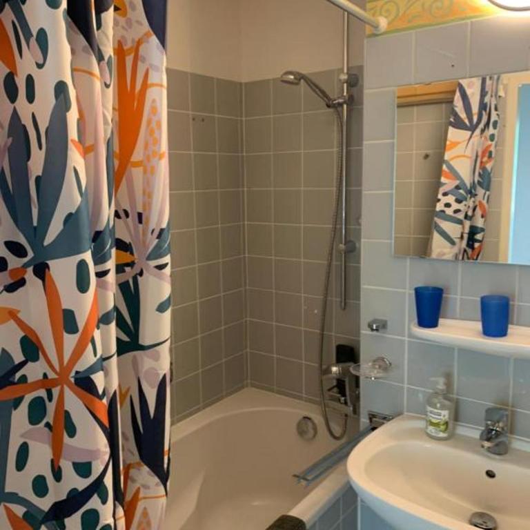 501, Schlafzimmer, Wohnzimmer, Küche und Bad mit Bergblick - Apartment mit 1 Schlafzimmer - 8