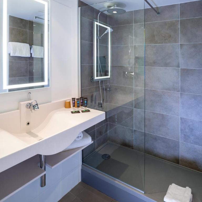 Novotel Toulouse Centre Compans Caffarelli - Chambre Supérieure avec 1 Lit Double et 2 Lits Simples - 5