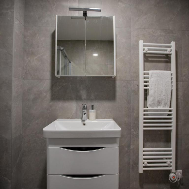 Central Suite - One-Bedroom Apartment - 28