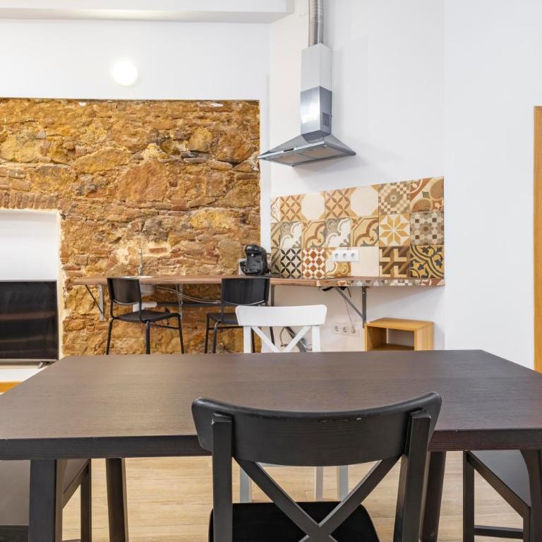 BRAND NEW Pl Espana Sants Fira Apartment 2024 Built, Aplus, AirCon & Heating, Gigabit WiFi, Parking - Deluxe One-Bedroom Apartment with City View - 2