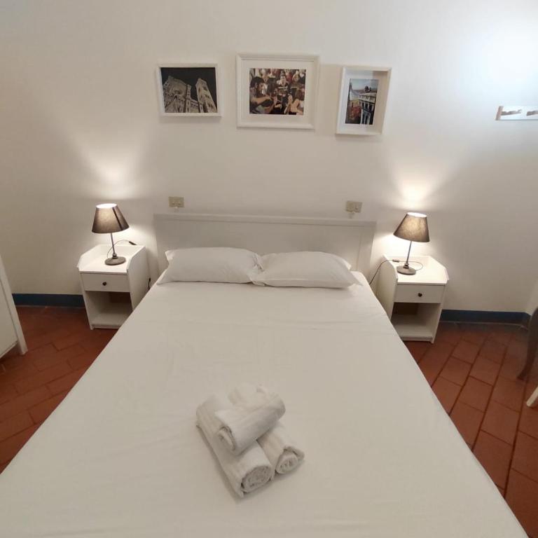 Michelangelo's Relais - Queen Room with Shared Bathroom - 7