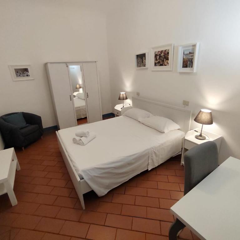Michelangelo's Relais - Queen Room with Shared Bathroom - 5