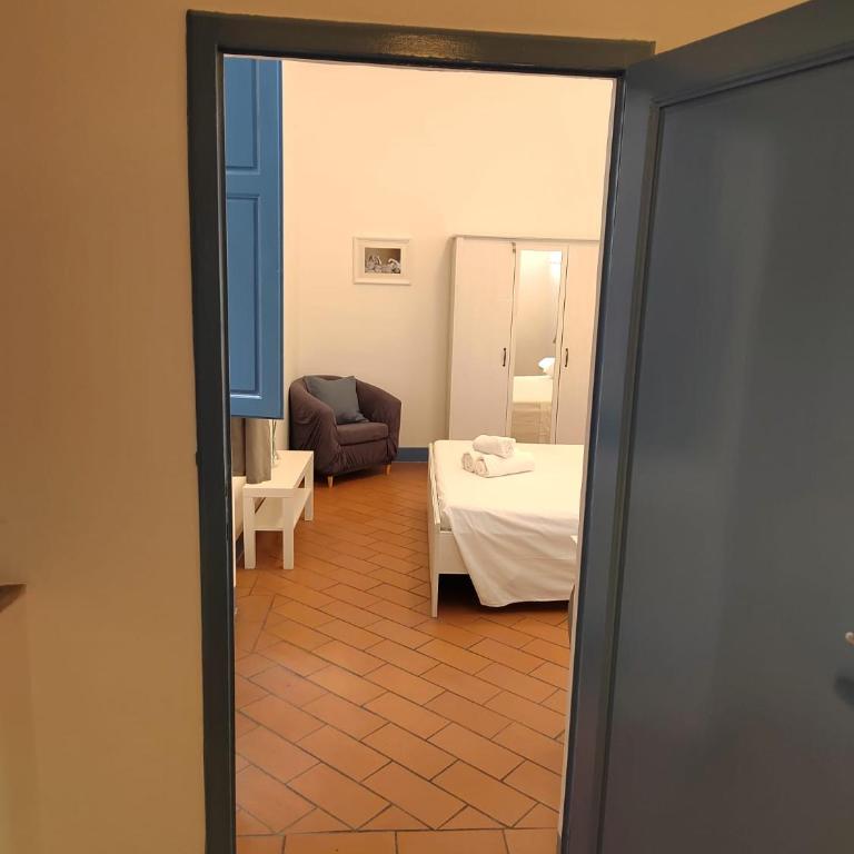 Michelangelo's Relais - Queen Room with Shared Bathroom - 6