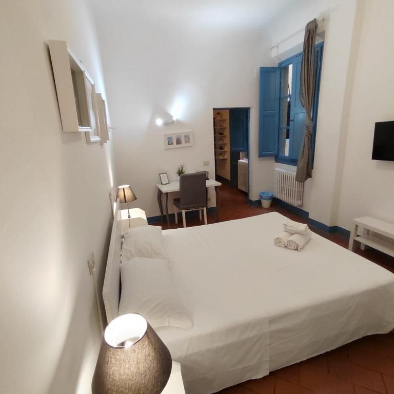 Michelangelo's Relais - Queen Room with Shared Bathroom - 2