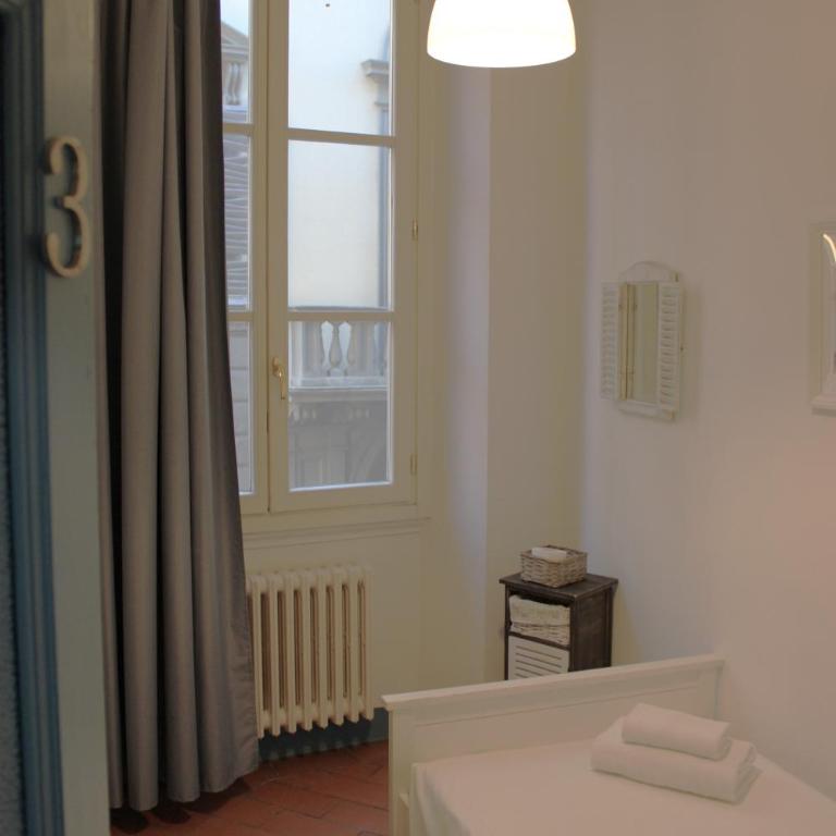 Michelangelo's Relais - Single Room with Shared Bathroom - 12