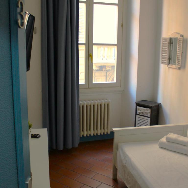 Michelangelo's Relais - Single Room with Shared Bathroom - 6
