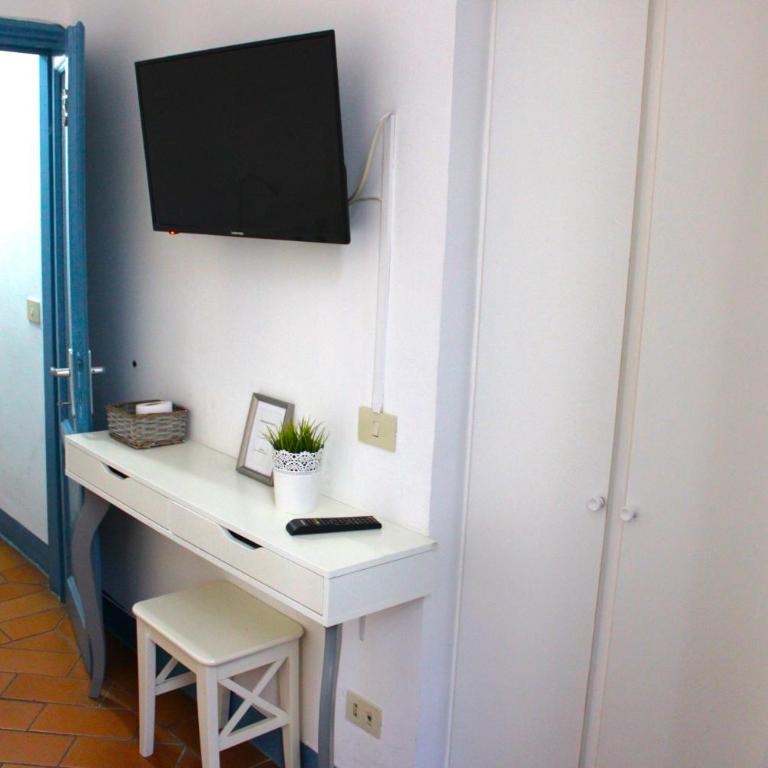 Michelangelo's Relais - Single Room with Shared Bathroom - 7