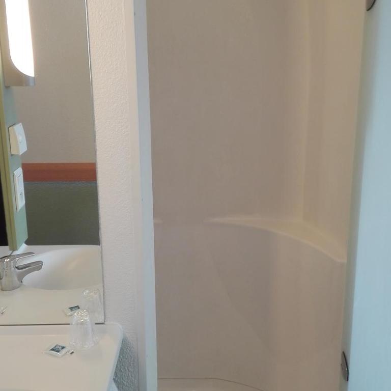 ibis Budget Pau Est - Chambre Triple avec 1 Lit Double et 1 Lit Superposé - 10