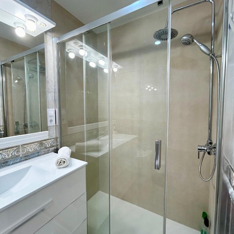 Apartment Sagrera - Three-Bedroom Apartment - 24
