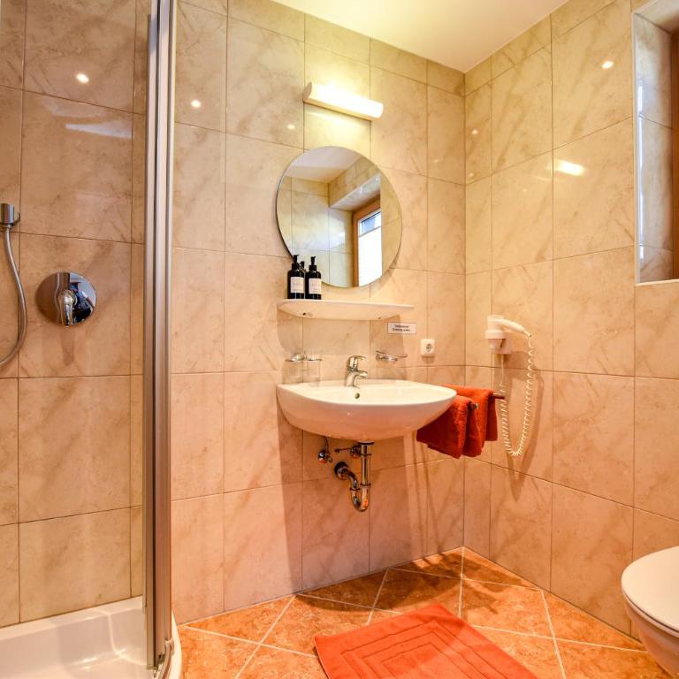 Hotel-Garni Austria Westendorf - Tirol Erleben - Doppelzimmer mit Balkon - 2