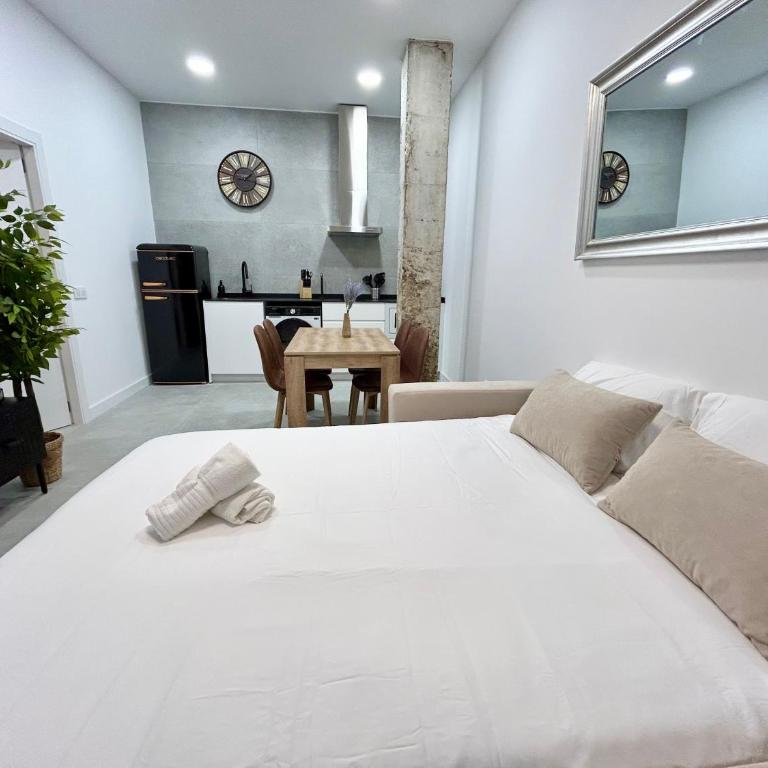 Convenient, Charming Apartment 15 Mins from City Center - One-Bedroom Apartment - 37