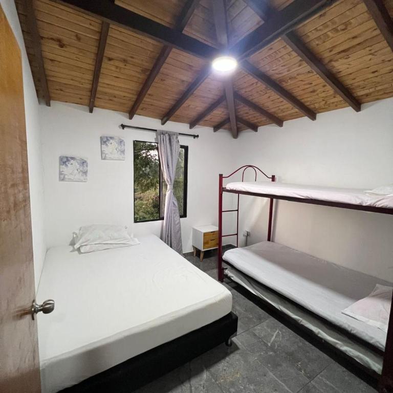 Cabaña Las Flores en Guatapé con Jacuzzi y Jardín cerca a la Piedra del Peñol - Chalet - 8