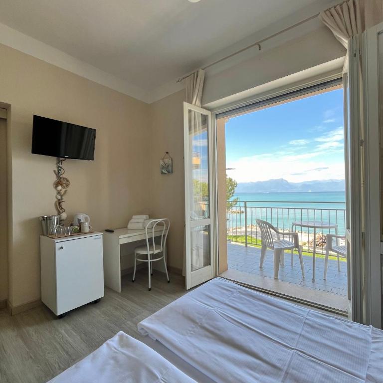 Casa Martori Lake View Rooms - Camera Matrimoniale con Balcone e Vista Mare - 12