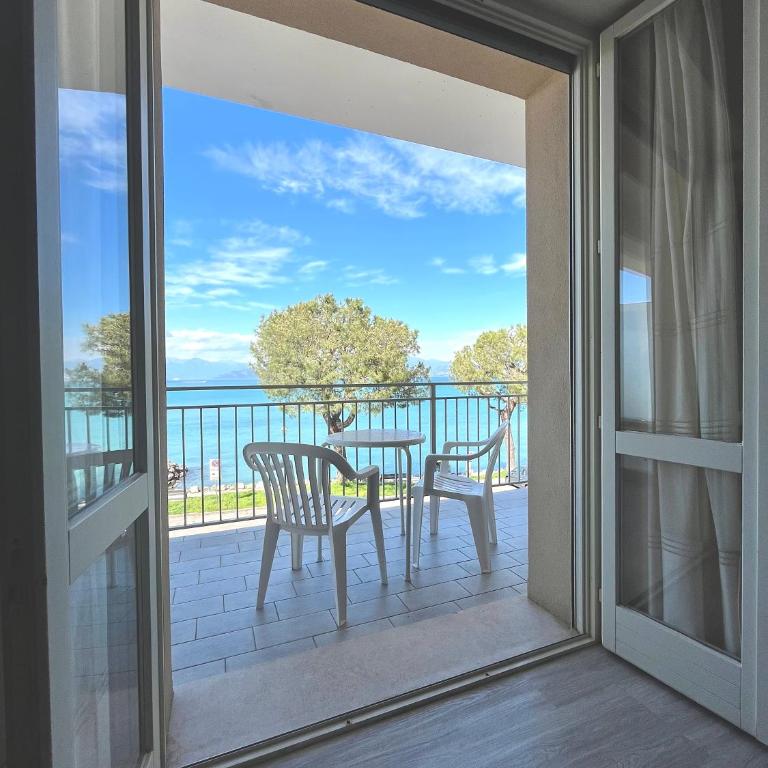 Casa Martori Lake View Rooms - Camera Matrimoniale con Balcone e Vista Mare - 15