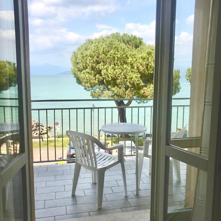 Casa Martori Lake View Rooms - Camera Matrimoniale con Balcone e Vista Mare - 11
