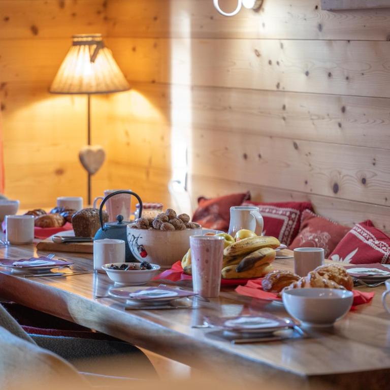 Chalet Alpe d'Huez 1850-Sea and Mountain Pleasure Avec 2 appartements- 1 Appartement 3 Chambres 8 Couchages - 3 Salles d'eau et 1 Appartement 5 Chambres 12 Couchages 5 Salles d'eau - Jacuzzi et Sauna -Pieds des Pistes et Centre - Appartement avec Balcon - 3