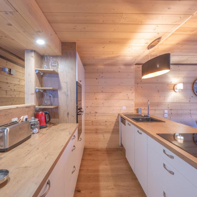 Chalet Alpe d'Huez 1850-Sea and Mountain Pleasure Avec 2 appartements- 1 Appartement 3 Chambres 8 Couchages - 3 Salles d'eau et 1 Appartement 5 Chambres 12 Couchages 5 Salles d'eau - Jacuzzi et Sauna -Pieds des Pistes et Centre - Appartement avec Balcon - 41