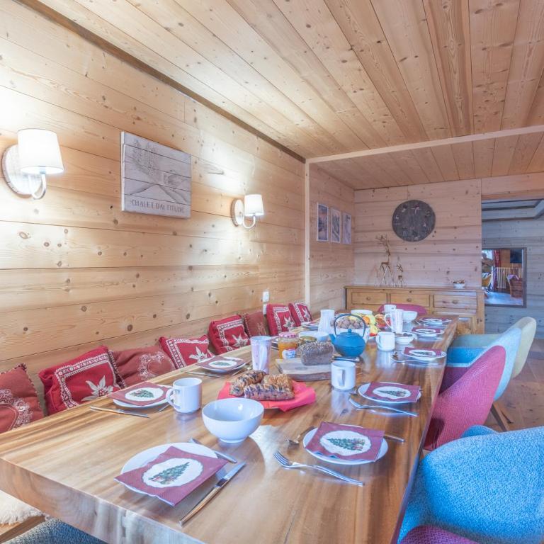 Chalet Alpe d'Huez 1850-Sea and Mountain Pleasure Avec 2 appartements- 1 Appartement 3 Chambres 8 Couchages - 3 Salles d'eau et 1 Appartement 5 Chambres 12 Couchages 5 Salles d'eau - Jacuzzi et Sauna -Pieds des Pistes et Centre - Appartement avec Balcon - 22