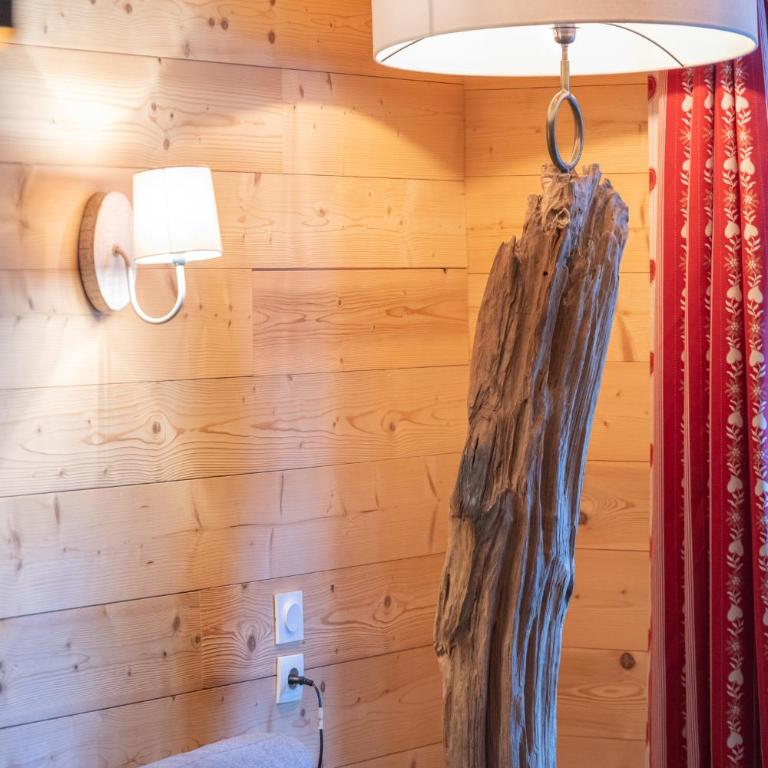 Chalet Alpe d'Huez 1850-Sea and Mountain Pleasure Avec 2 appartements- 1 Appartement 3 Chambres 8 Couchages - 3 Salles d'eau et 1 Appartement 5 Chambres 12 Couchages 5 Salles d'eau - Jacuzzi et Sauna -Pieds des Pistes et Centre - Appartement avec Balcon - 71