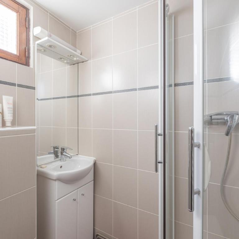 Chalet Alpe d'Huez 1850-Sea and Mountain Pleasure Avec 2 appartements- 1 Appartement 3 Chambres 8 Couchages - 3 Salles d'eau et 1 Appartement 5 Chambres 12 Couchages 5 Salles d'eau - Jacuzzi et Sauna -Pieds des Pistes et Centre - Appartement avec Balcon - 73