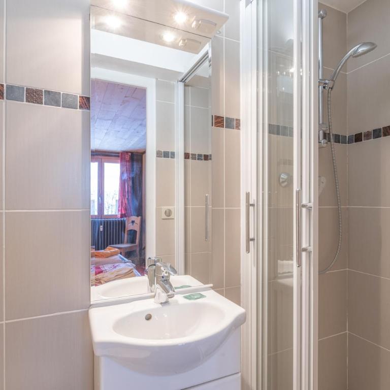 Chalet Alpe d'Huez 1850-Sea and Mountain Pleasure Avec 2 appartements- 1 Appartement 3 Chambres 8 Couchages - 3 Salles d'eau et 1 Appartement 5 Chambres 12 Couchages 5 Salles d'eau - Jacuzzi et Sauna -Pieds des Pistes et Centre - Appartement avec Balcon - 74