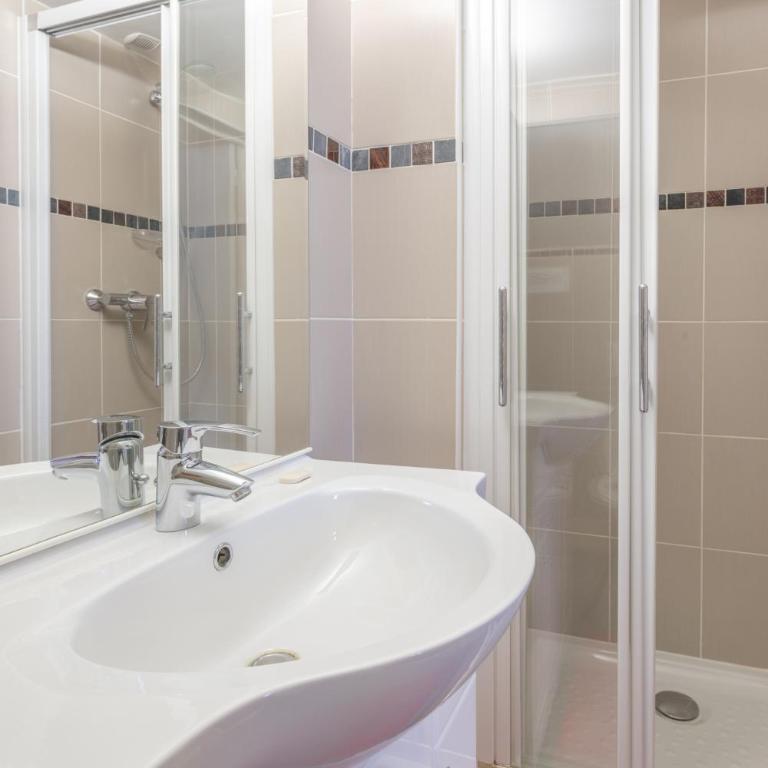 Chalet Alpe d'Huez 1850-Sea and Mountain Pleasure Avec 2 appartements- 1 Appartement 3 Chambres 8 Couchages - 3 Salles d'eau et 1 Appartement 5 Chambres 12 Couchages 5 Salles d'eau - Jacuzzi et Sauna -Pieds des Pistes et Centre - Appartement avec Balcon - 76