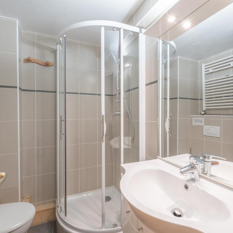 Chalet Alpe d'Huez 1850-Sea and Mountain Pleasure Avec 2 appartements- 1 Appartement 3 Chambres 8 Couchages - 3 Salles d'eau et 1 Appartement 5 Chambres 12 Couchages 5 Salles d'eau - Jacuzzi et Sauna -Pieds des Pistes et Centre - Appartement avec Balcon - 81