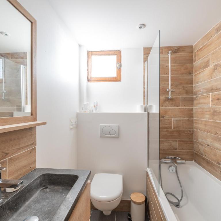 Chalet Alpe d'Huez 1850-Sea and Mountain Pleasure Avec 2 appartements- 1 Appartement 3 Chambres 8 Couchages - 3 Salles d'eau et 1 Appartement 5 Chambres 12 Couchages 5 Salles d'eau - Jacuzzi et Sauna -Pieds des Pistes et Centre - Appartement avec Balcon - 82