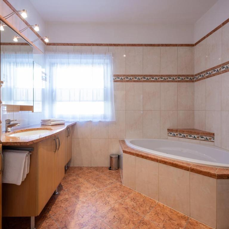 Ferienwohnung Zirbenglück- Wellness inklusive - Apartment mit 1 Schlafzimmer - 5