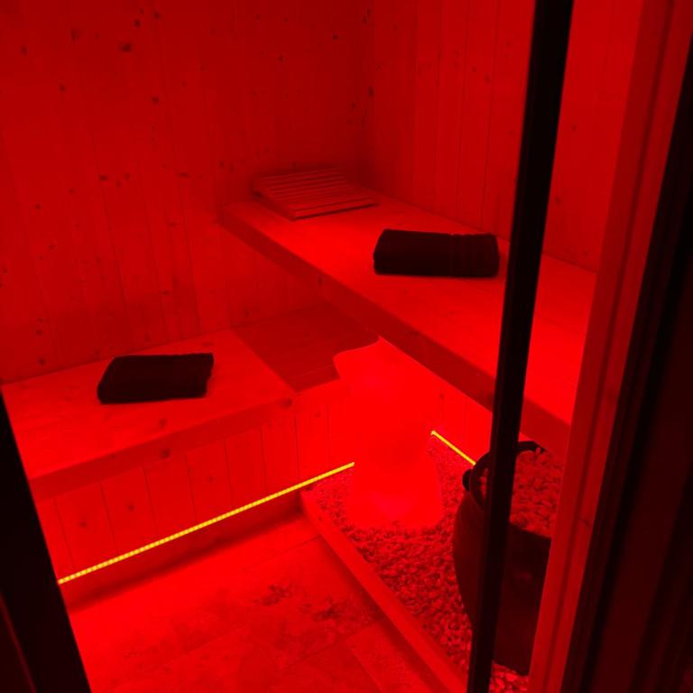 SUITE 785 Chambre Jacuzzi Sauna - Chambre Lit King-Size avec Baignoire Spa - 2