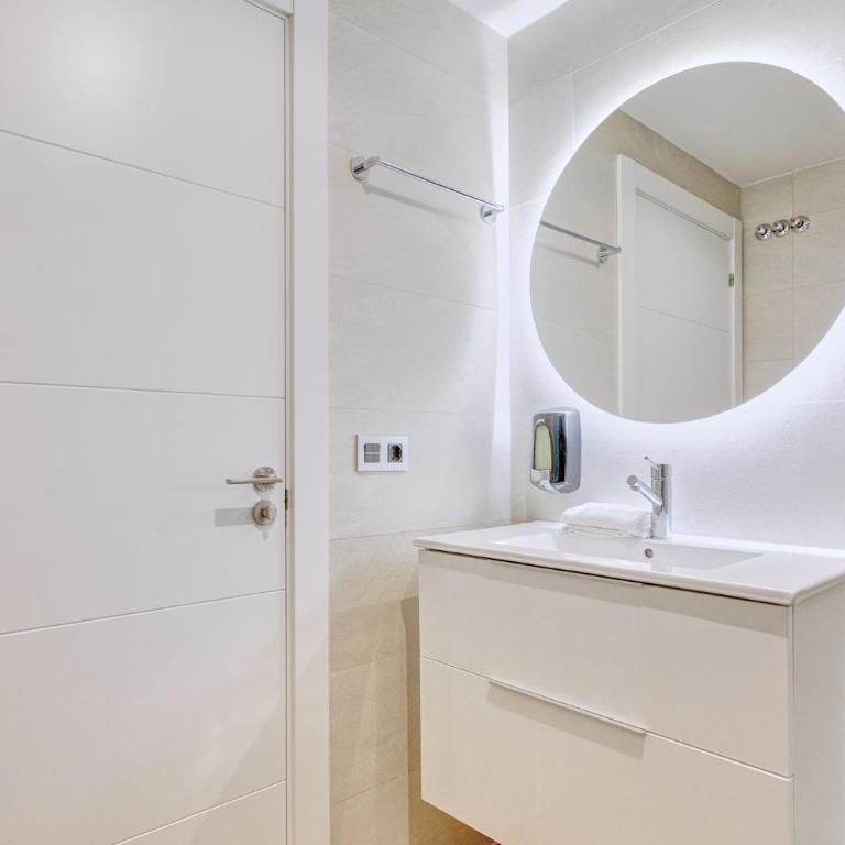 Edificio Joya by Clabao - Three-Bedroom Deluxe Apartment - 10