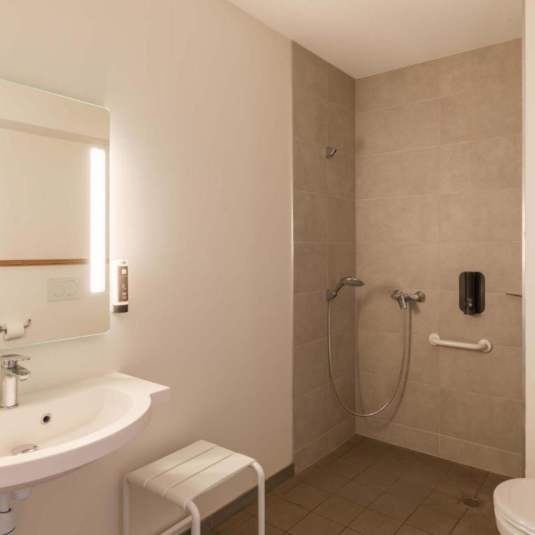 B&B HOTEL Clermont-Ferrand A71-A75 La Méridienne - Chambre Triple - Accessible aux Personnes à Mobilité Réduite - 5