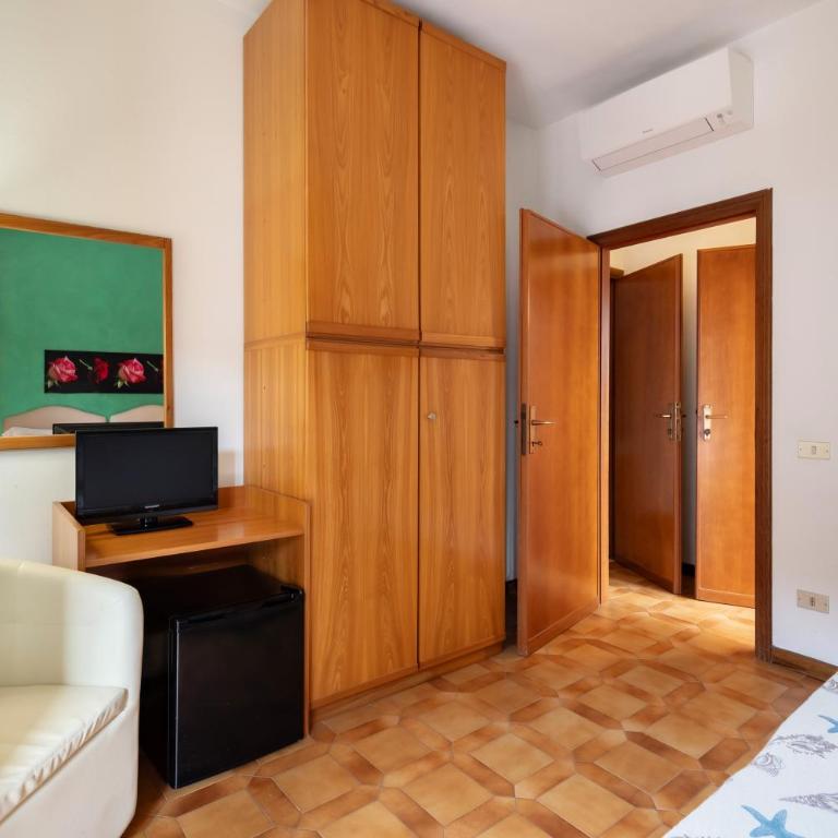 Hotel Parco dei Pini - 100mt dal Mare - Camera Standard Matrimoniale/Doppia con Letti Singoli con Balcone - 16