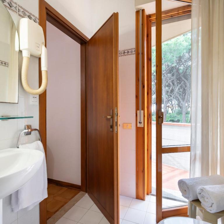 Hotel Parco dei Pini - 100mt dal Mare - Camera Tripla con Balcone - 4
