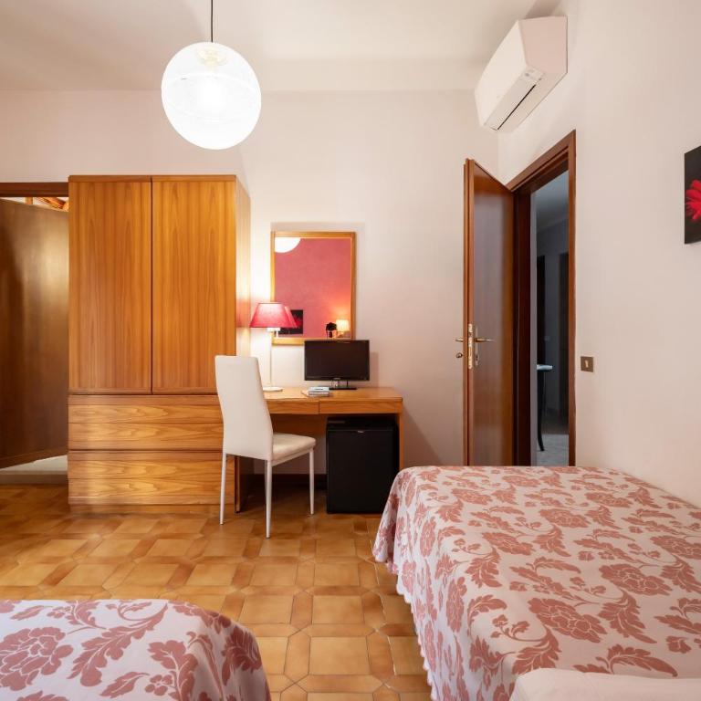 Hotel Parco dei Pini - 100mt dal Mare - Camera Tripla con Balcone - 10