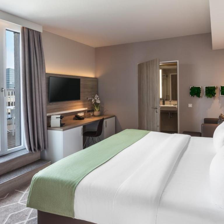 Holiday Inn Express Munich - City East by IHG - Habitación Estándar con cama extragrande y balcón - 1