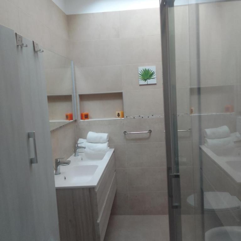 Vinci Residence - VR - Ampia Camera Matrimoniale/Doppia con Letti Singoli - 4