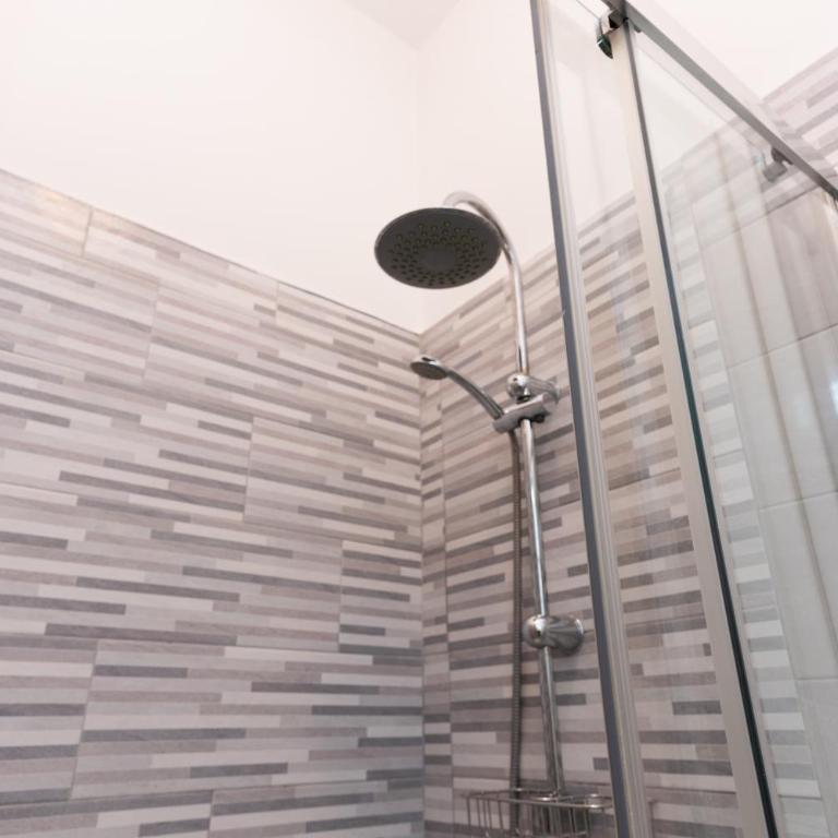 OFFERTA Estate Pescara Centro a due Passi dal Mare, Parcheggio a 500m - Appartamento Deluxe con 1 Camera da Letto - 18