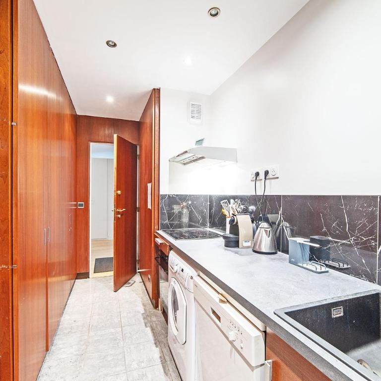 large pleasant studio alcove in center - One-Bedroom Apartment - 7