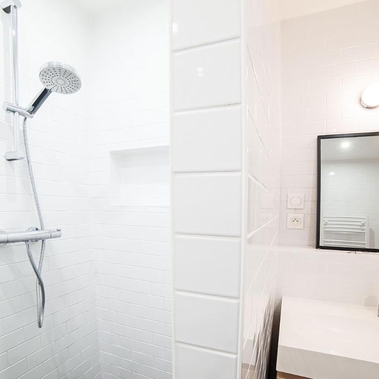large pleasant studio alcove in center - One-Bedroom Apartment - 12