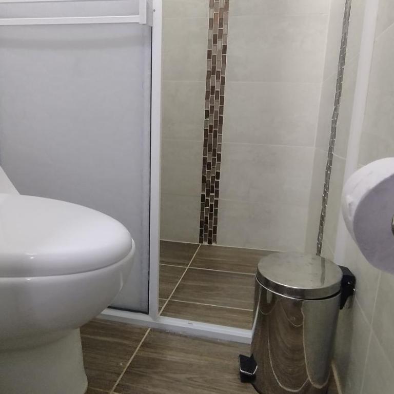 Apartamento en Laureles Medellin Cerca al metro y al estadio Atanasio Girardot 6 pax 302-233-5281 - Apartamento de 2 dormitorios - 5