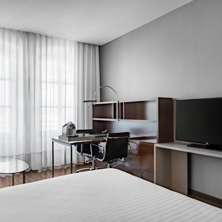 AC Hotel Torino by Marriott - Standard Plus King Room, Guest room, 1 King, City view - 3