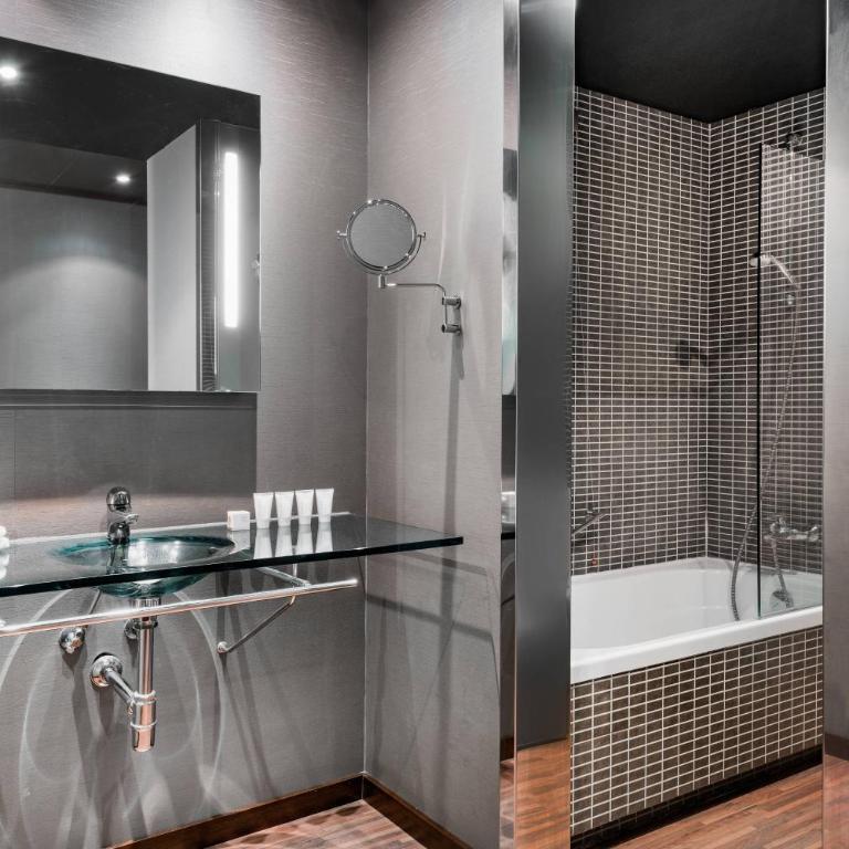 AC Hotel Torino by Marriott - Standard King Room, Guest room, 1 King, City view - 2