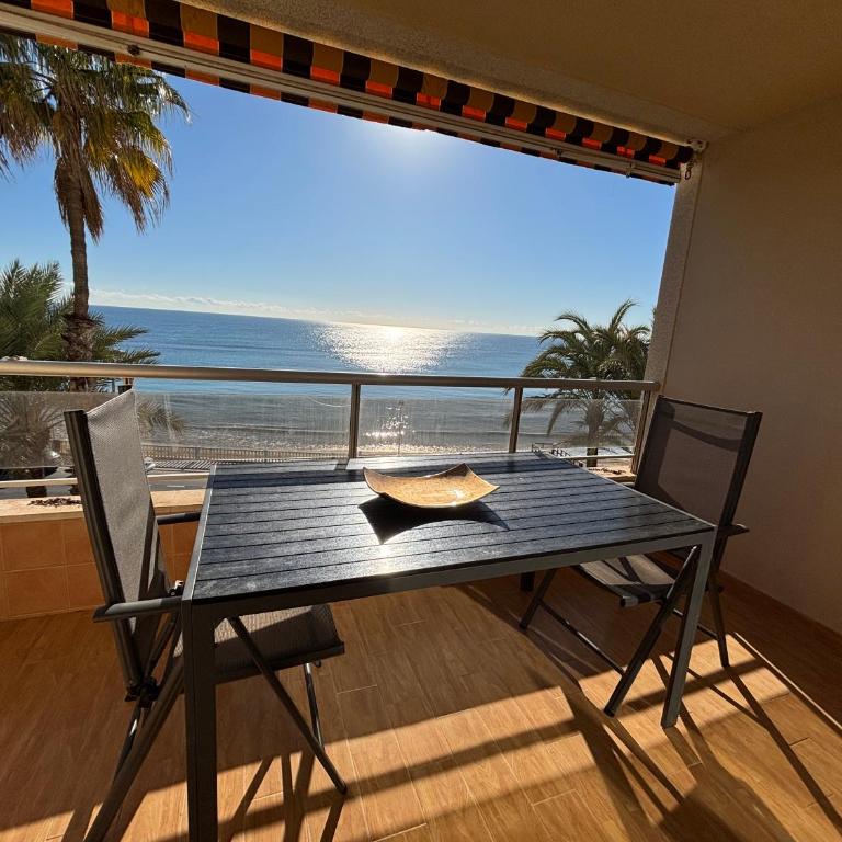 Apartamento primera línea playa Torrevieja El Palmeral - Two-Bedroom Apartment with Sea View - 4