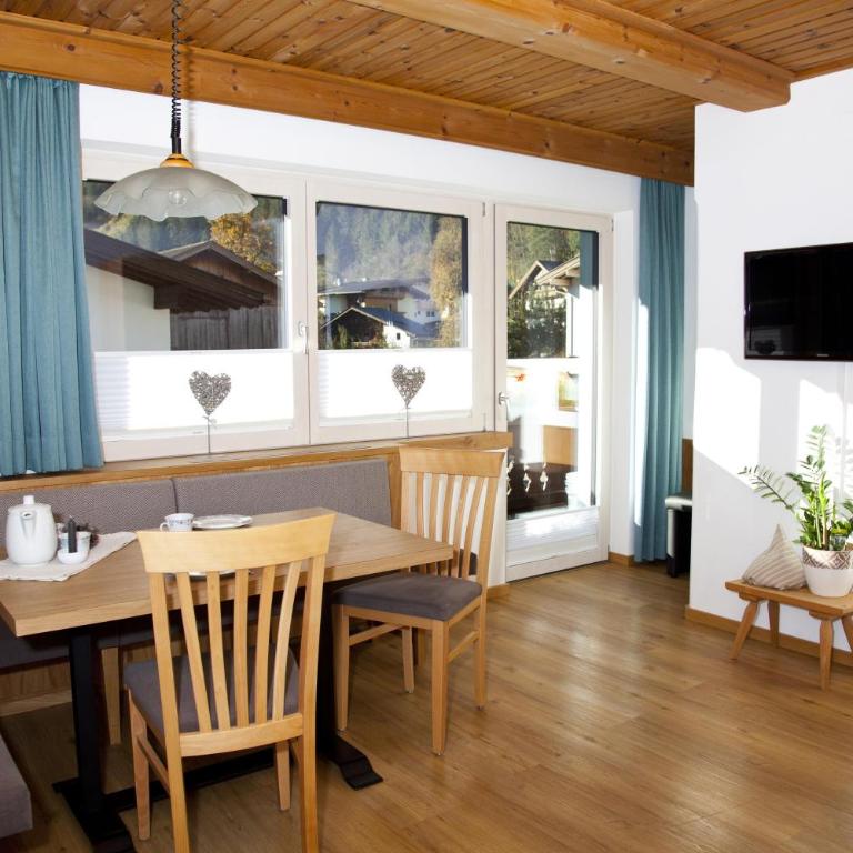 Ferienwohnungen Mauracher - Apartment mit 1 Schlafzimmer, Balkon und Bergblick - 4