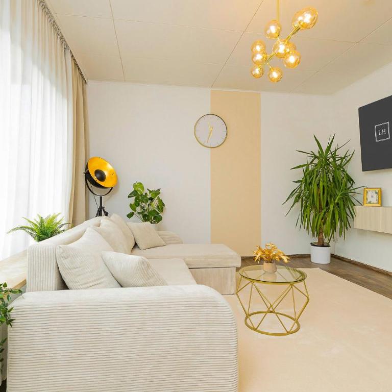 Luxx Home MM, Airport - Parkplatz - Küche - Balkon - Deluxe Apartment mit 3 Schlafzimmern - 2