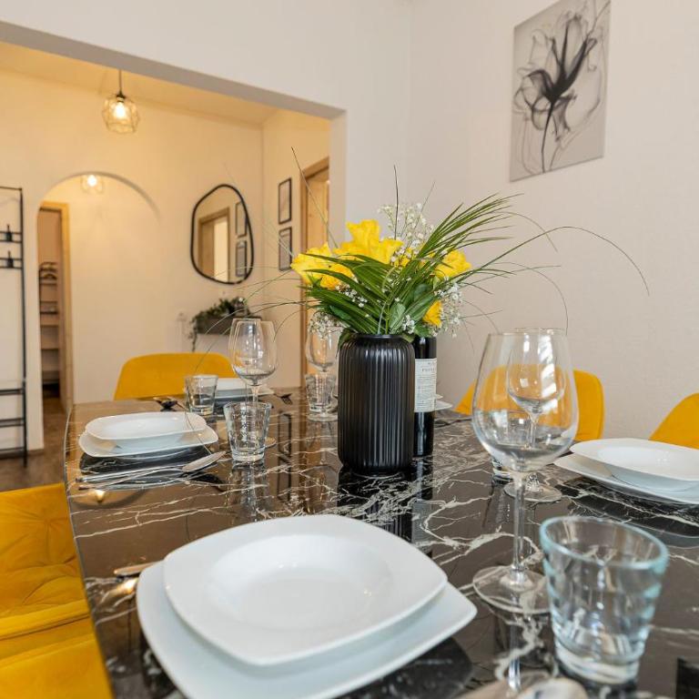Luxx Home MM, Airport - Parkplatz - Küche - Balkon - Deluxe Apartment mit 3 Schlafzimmern - 52